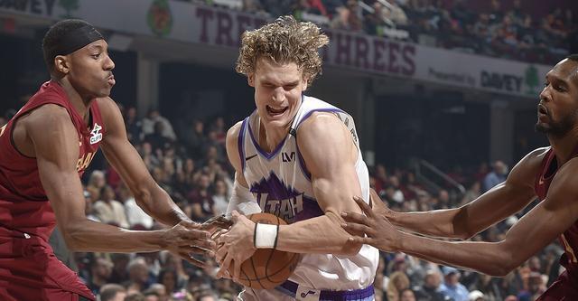 乔治32+9马尔卡宁28+12 爵士客场力克骑士