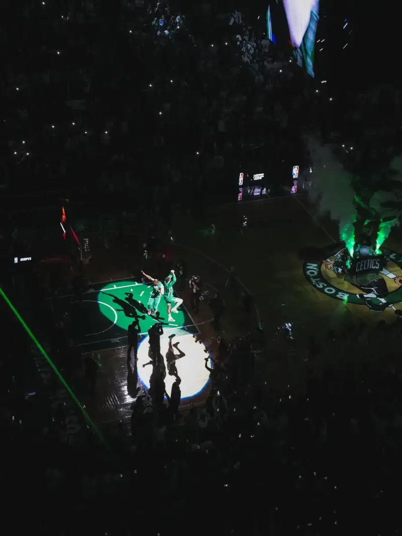 必一运动APP-双J归位！凯尔特人晒杰伦-布朗塔图姆合影：波士顿是最棒的