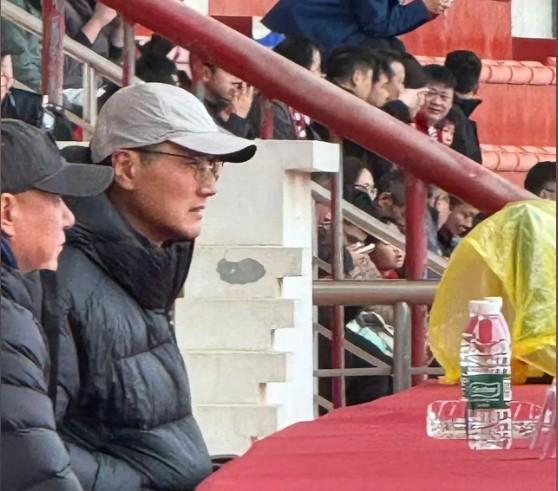 大河报：国足主帅邵佳一现场观战河南vs云南，考察球员表现
